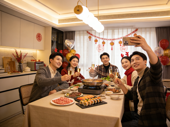 年底亲友聚餐场景